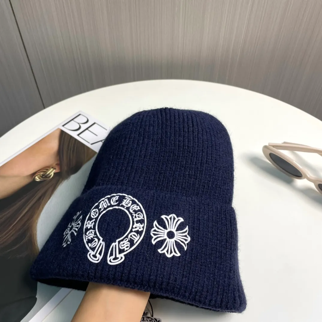 P60 🤍Chrome hearts new autumn and winter cross knitted hat🧶 One of the must-have hats in autumn and winter~ It really looks good on whoever wears it~, it is also a perfect match in black and white and gray in autumn~